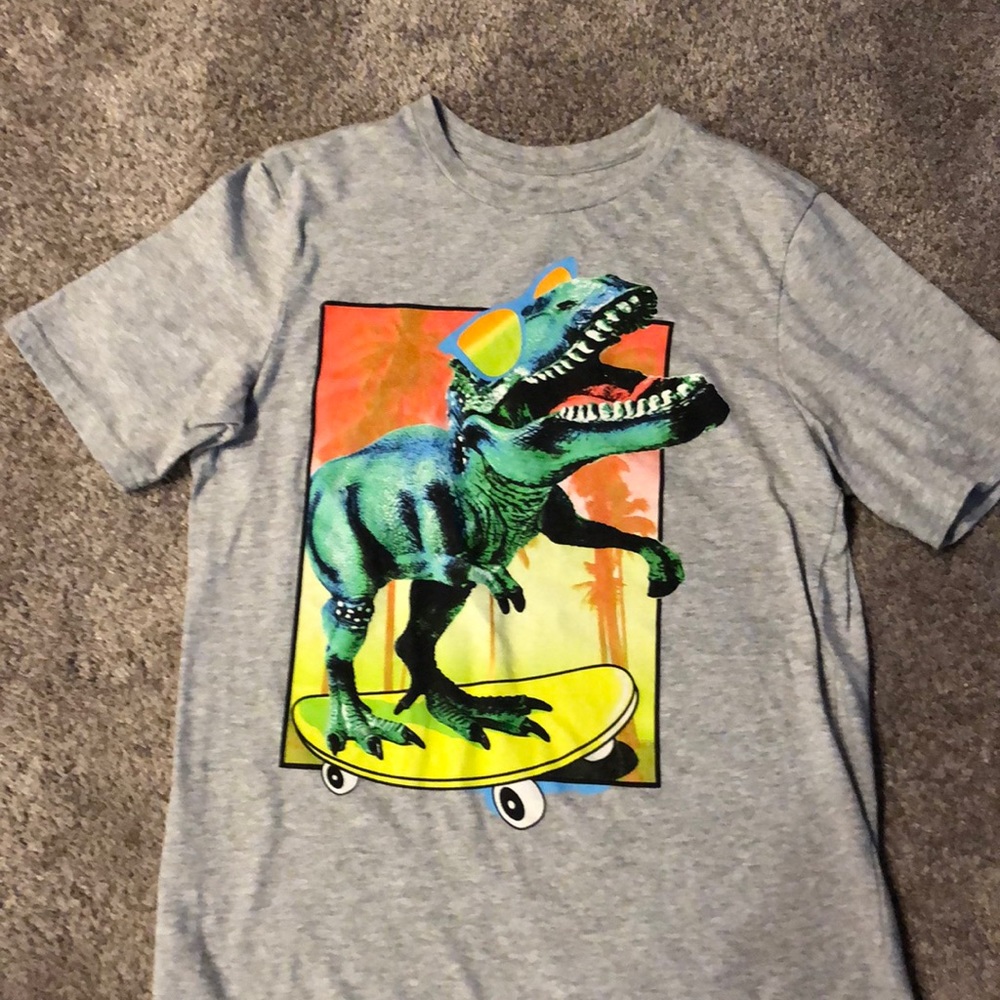 Boys tee shirt with dinosaur skate boarding